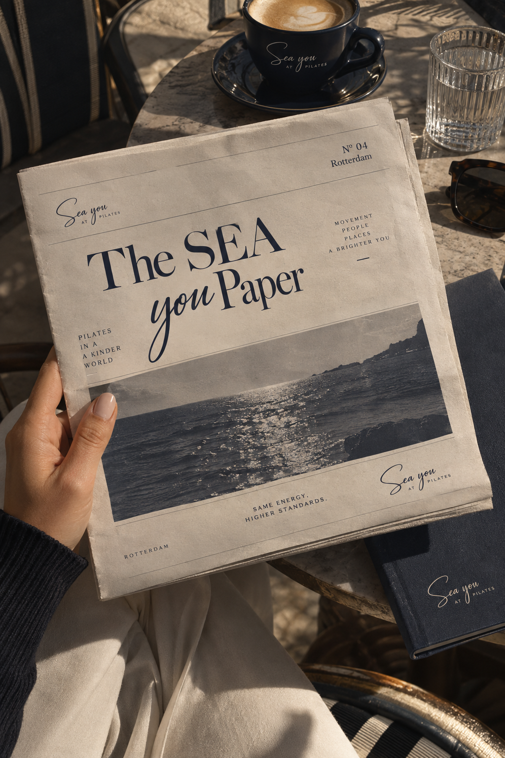 The SEA You Paper krant op een tafel met koffie